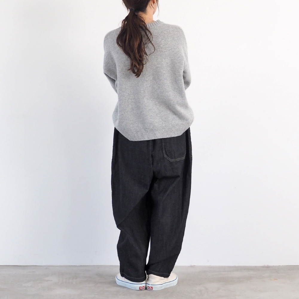 8ozムラデニム クラフトパンツ　パンツを着た女性の全身