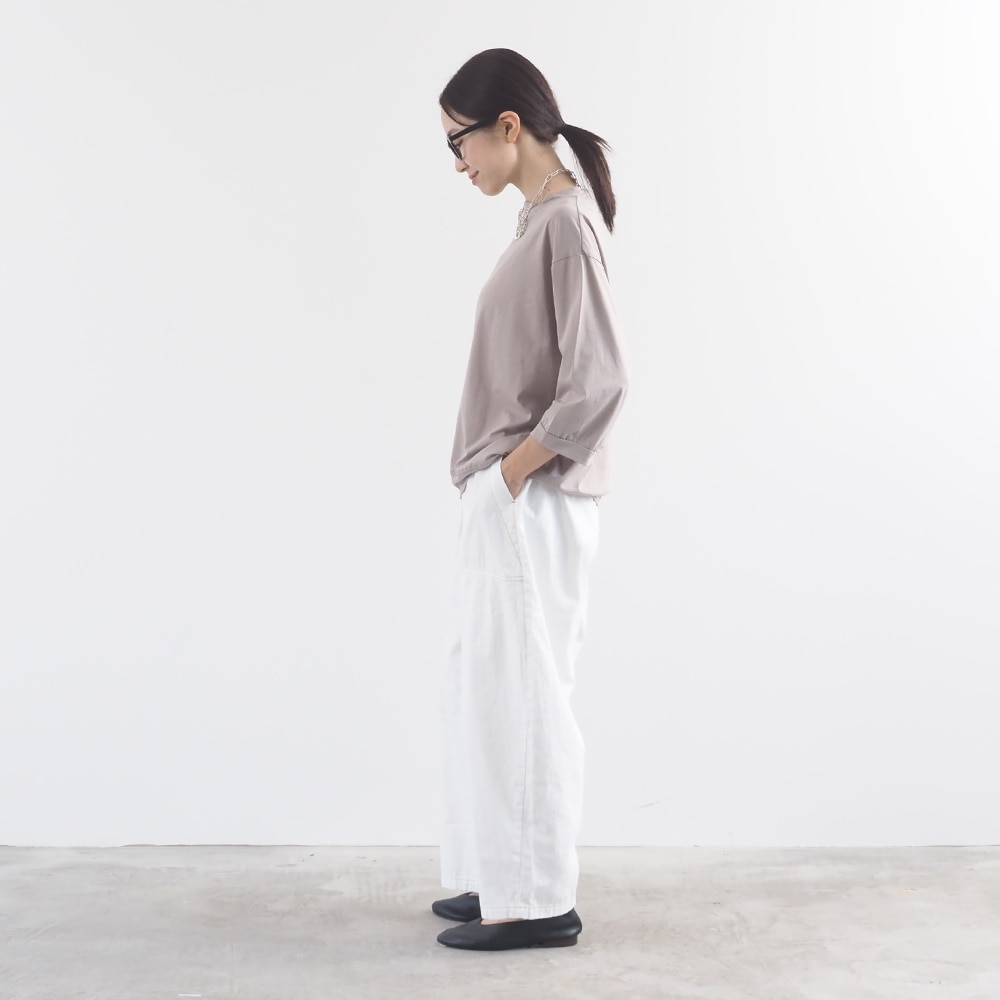 8ozムラデニム クラフトパンツ　パンツを着た女性の全身