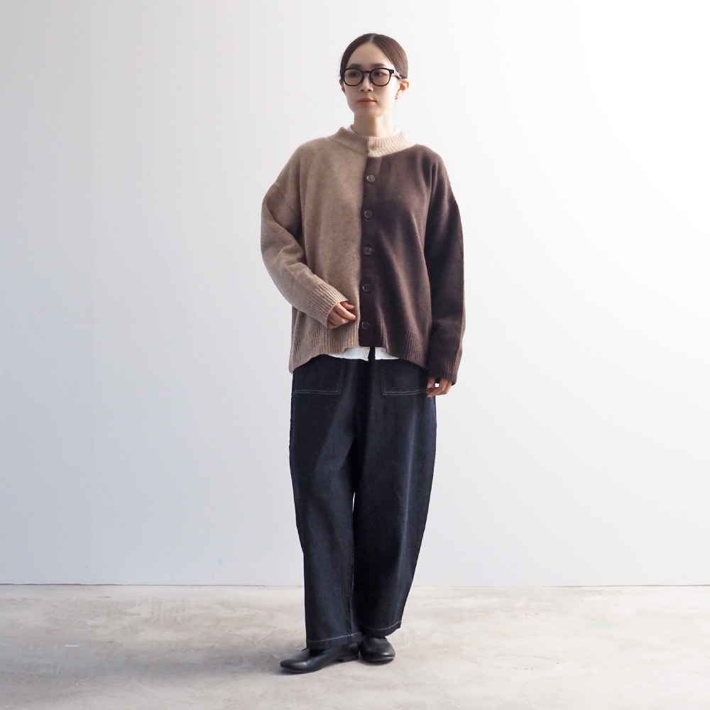 8ozムラデニム クラフトパンツ　パンツを着た女性の全身