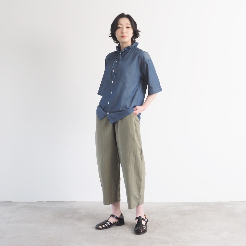 2.25デニム フリルネックブラウス　ブラウスを着た女性の全身