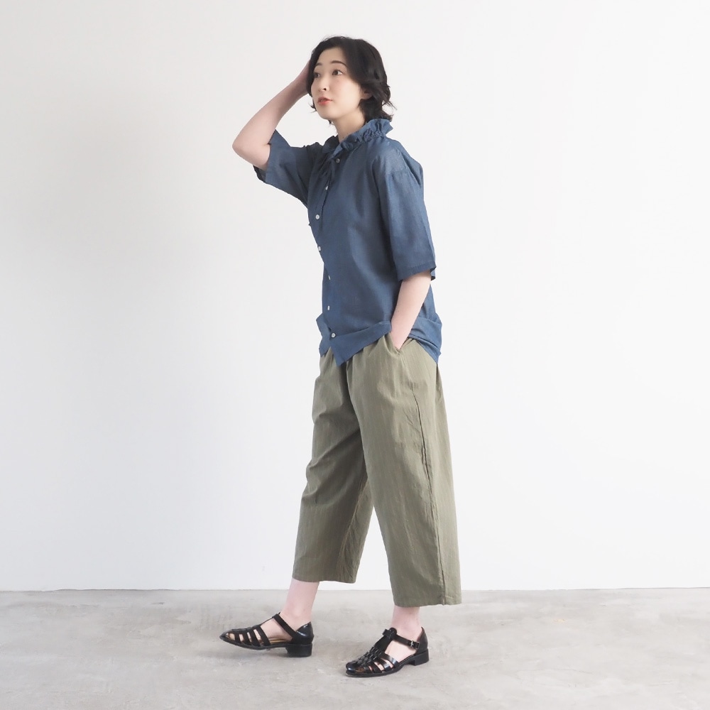 2.25デニム フリルネックブラウス　ブラウスを着た女性の全身