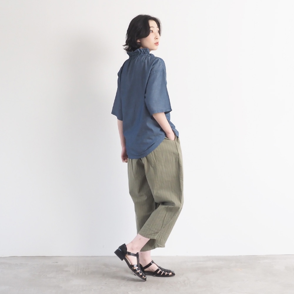 2.25デニム フリルネックブラウス　ブラウスを着た女性の全身