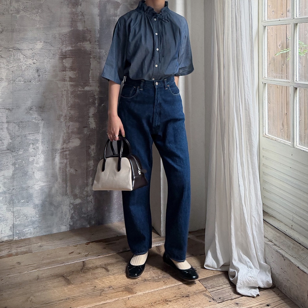 2.25デニム フリルネックブラウス　ブラウスを着た女性の全身