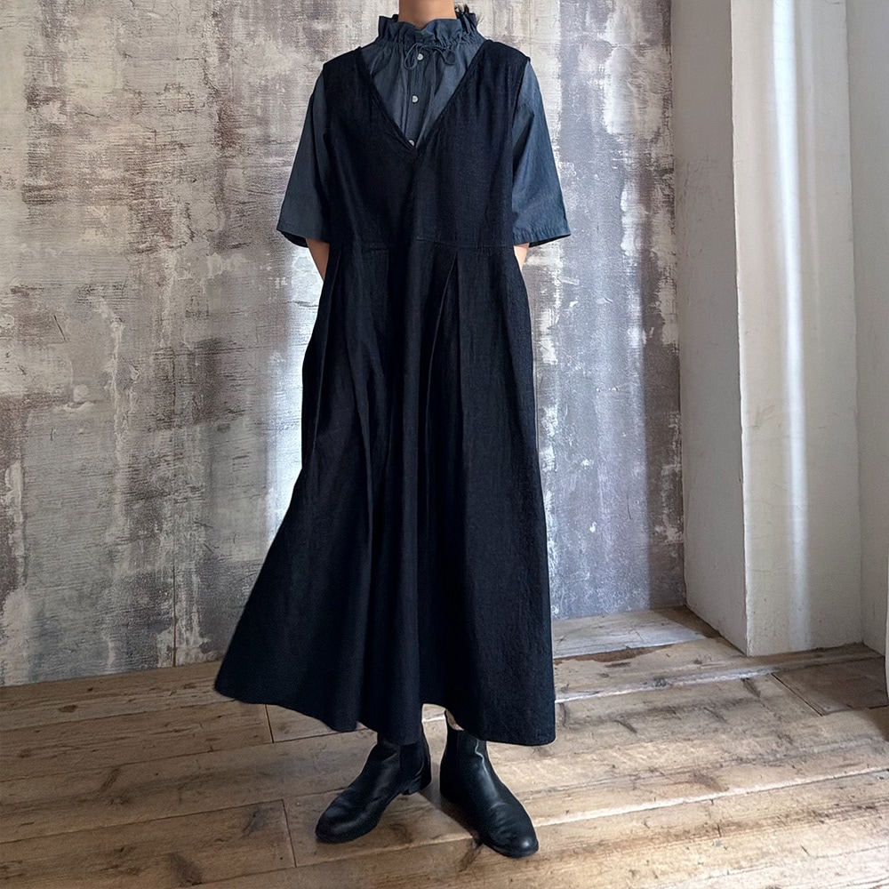 2.25デニム フリルネックブラウス　ブラウスを着た女性の全身