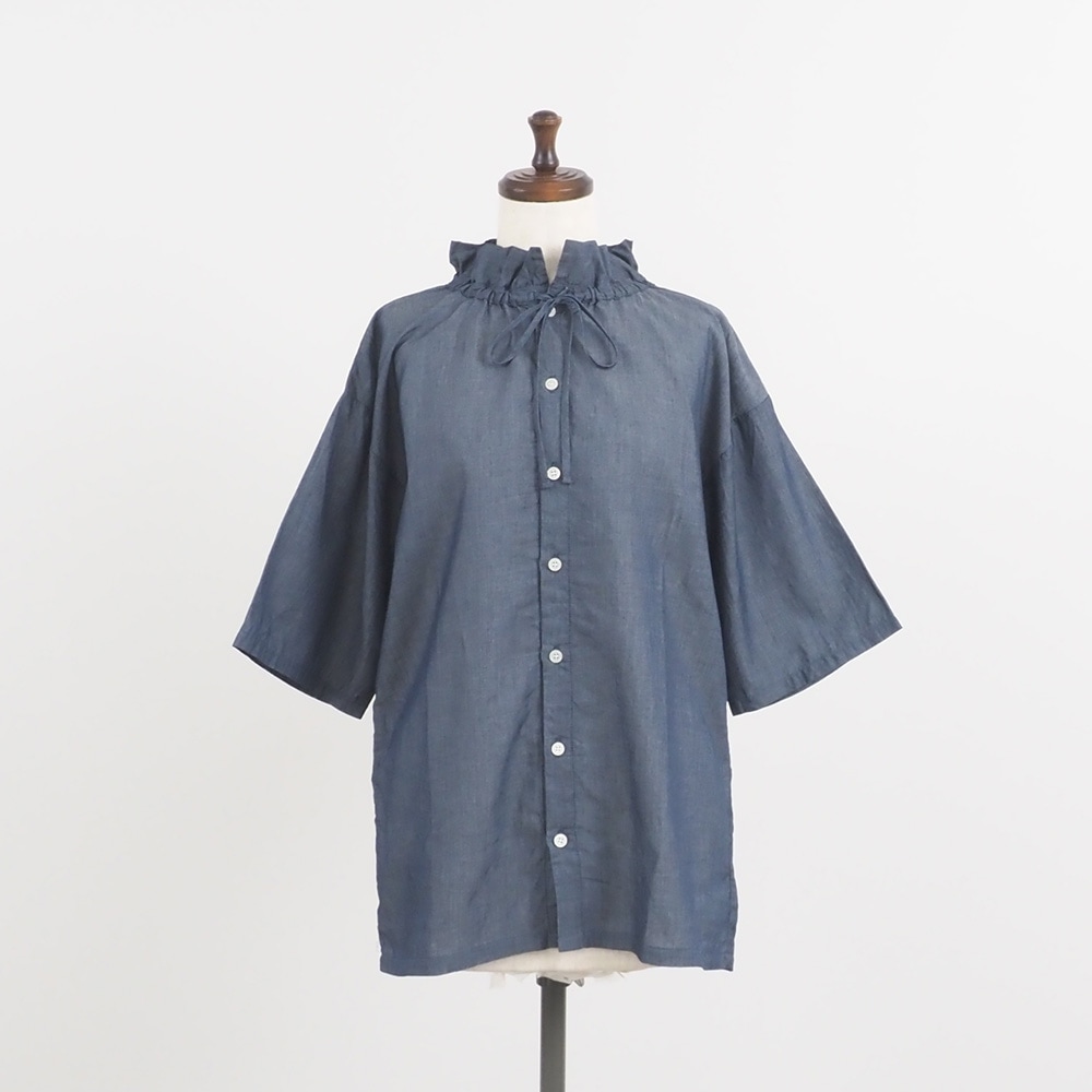 2.25デニム フリルネックブラウス　ブラウスの正面ディティール