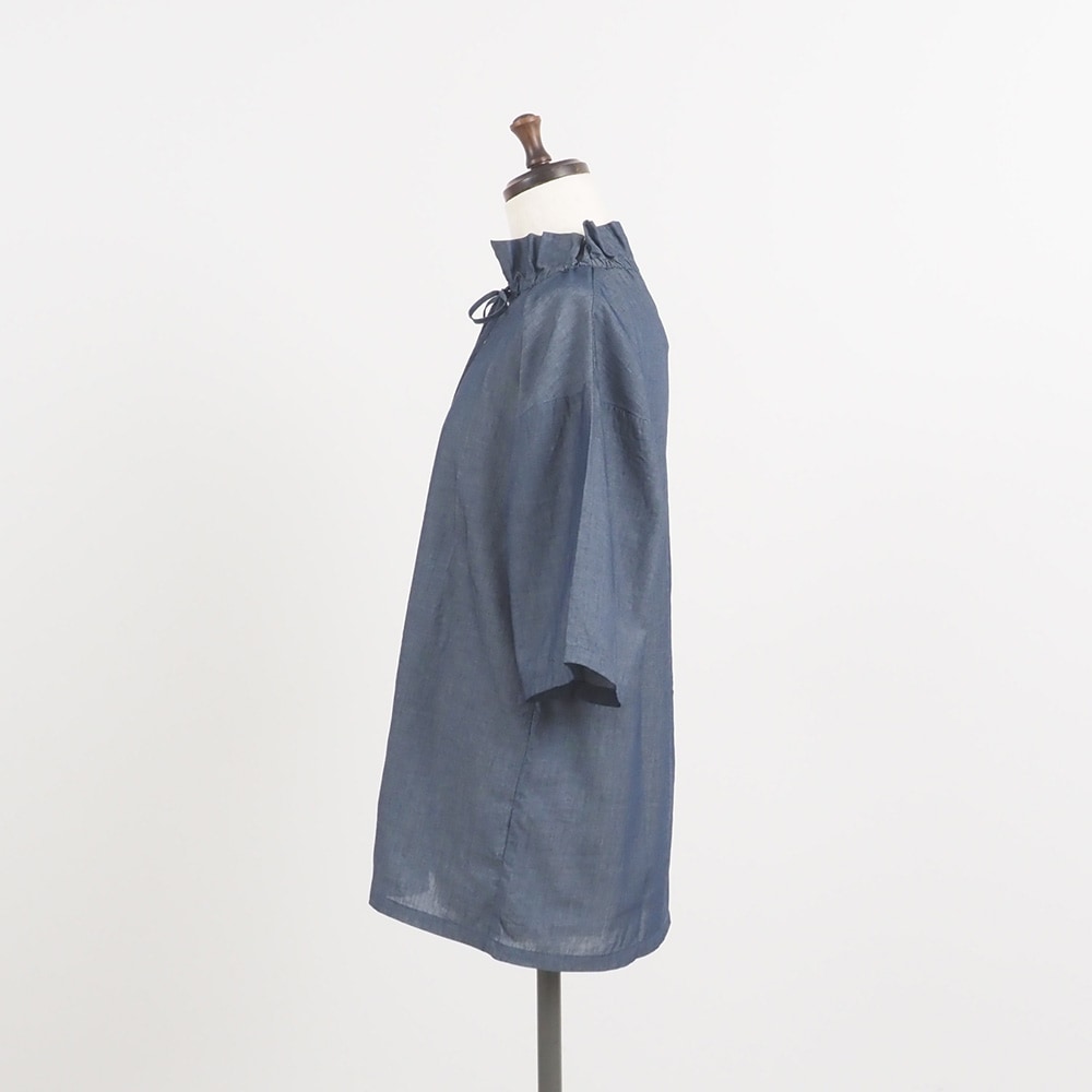 2.25デニム フリルネックブラウス　ブラウスの正面ディティール