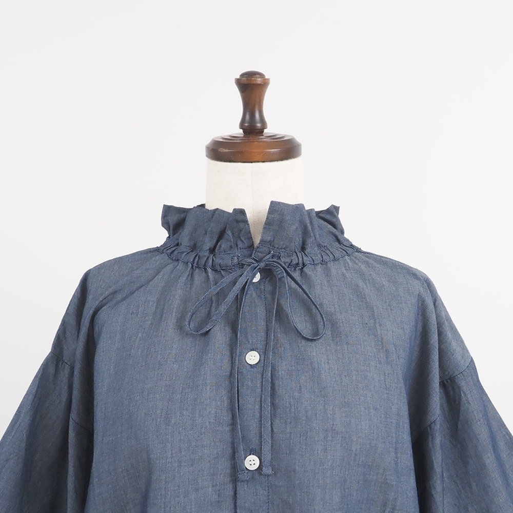 2.25デニム フリルネックブラウス　ブラウスの正面ディティール
