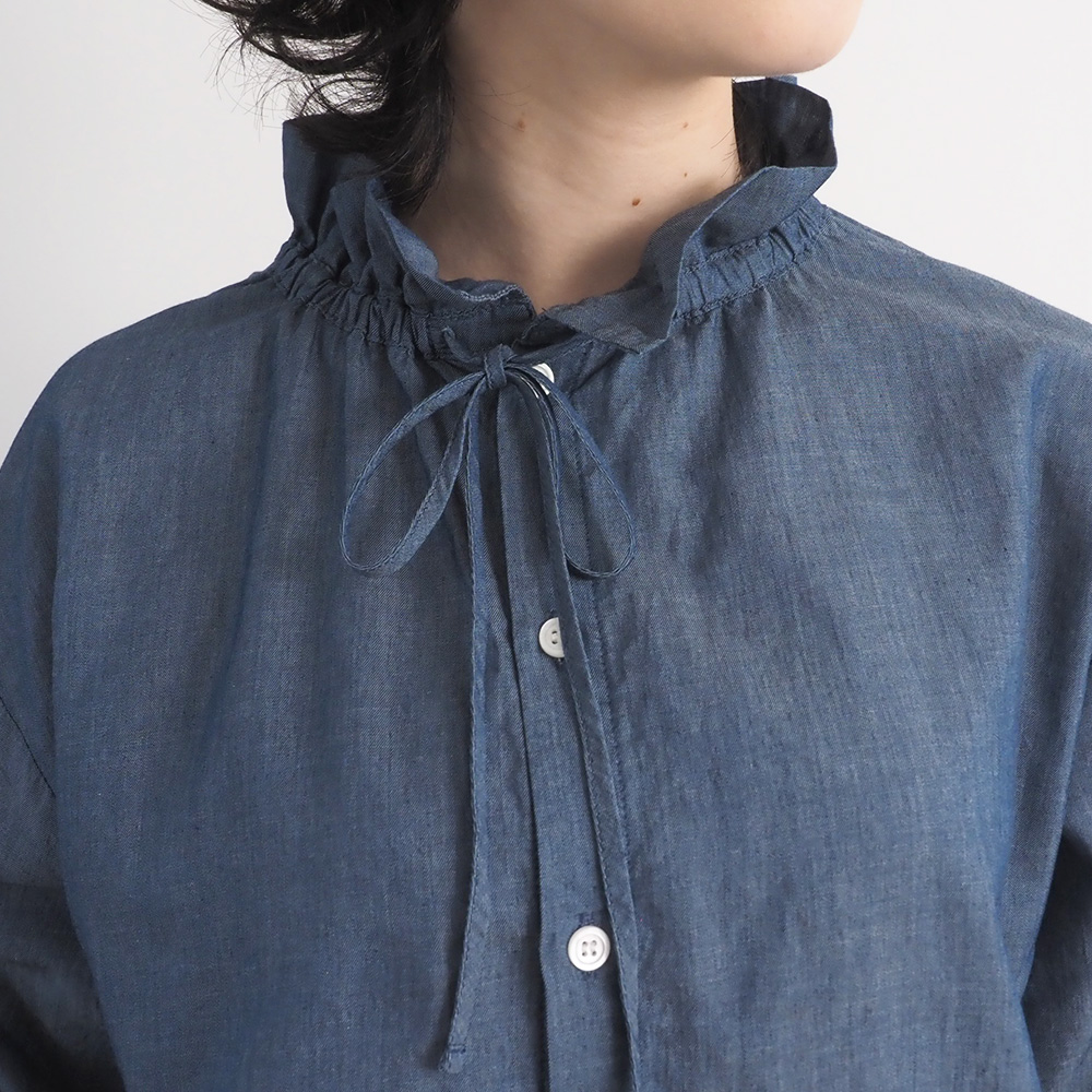 2.25デニム フリルネックブラウス　ブラウスを着た女性の正面