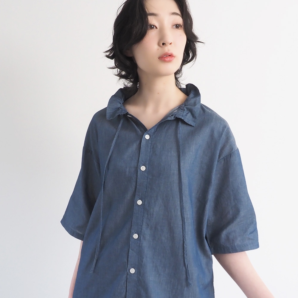 2.25デニム フリルネックブラウス　ブラウスを着た女性の正面