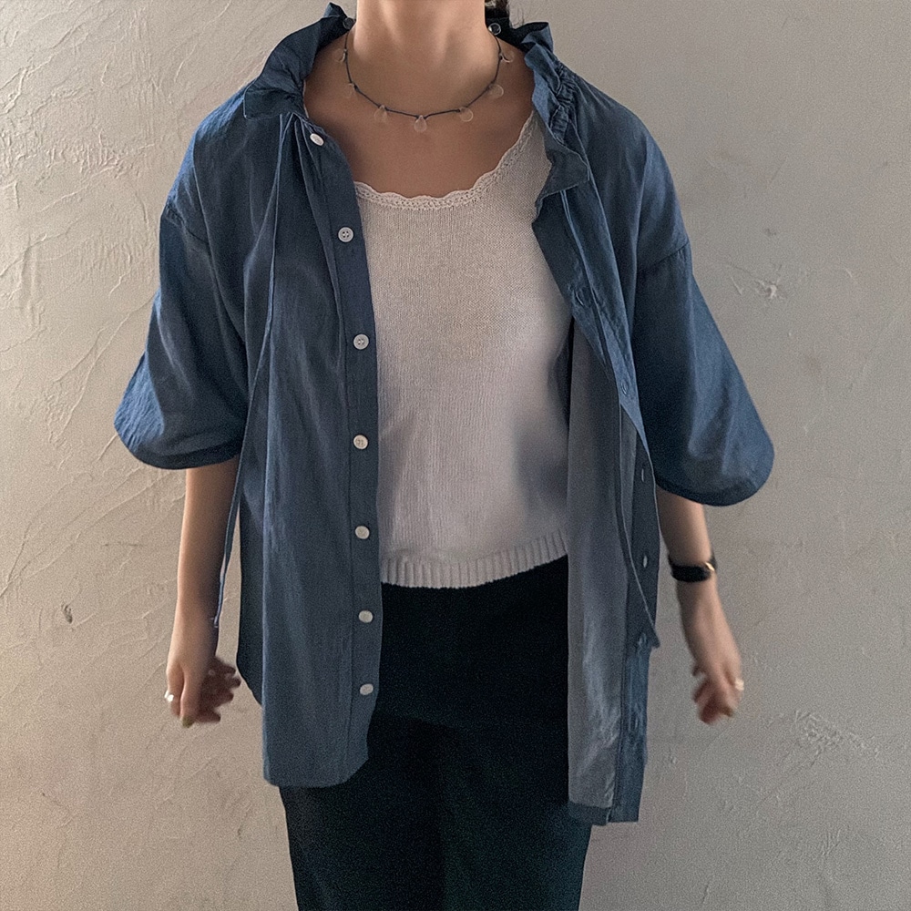 2.25デニム フリルネックブラウス　ブラウスを着た女性の全身