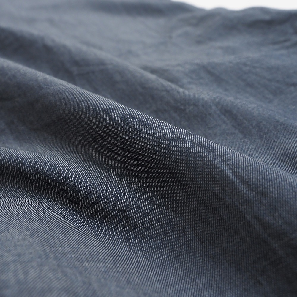 2.25デニム フリルネックブラウス　ブラウスの素材のアップ