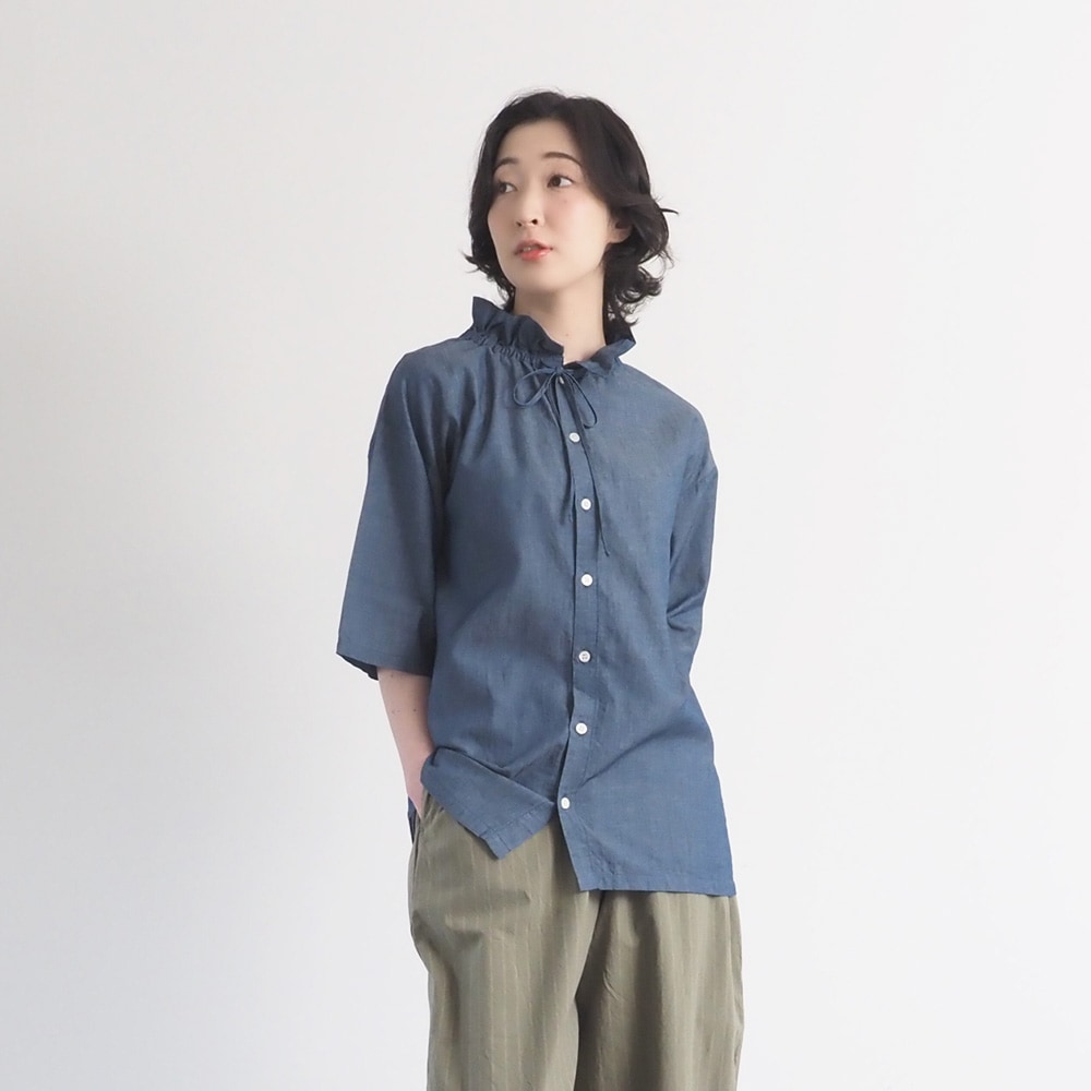 2.25デニム フリルネックブラウス　ブラウスを着た女性の全身