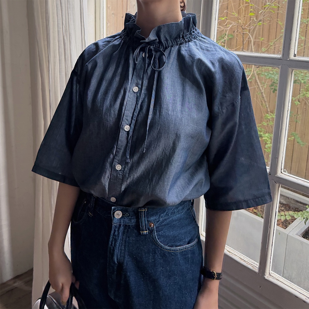 2.25デニム フリルネックブラウス　ブラウスを着た女性の正面