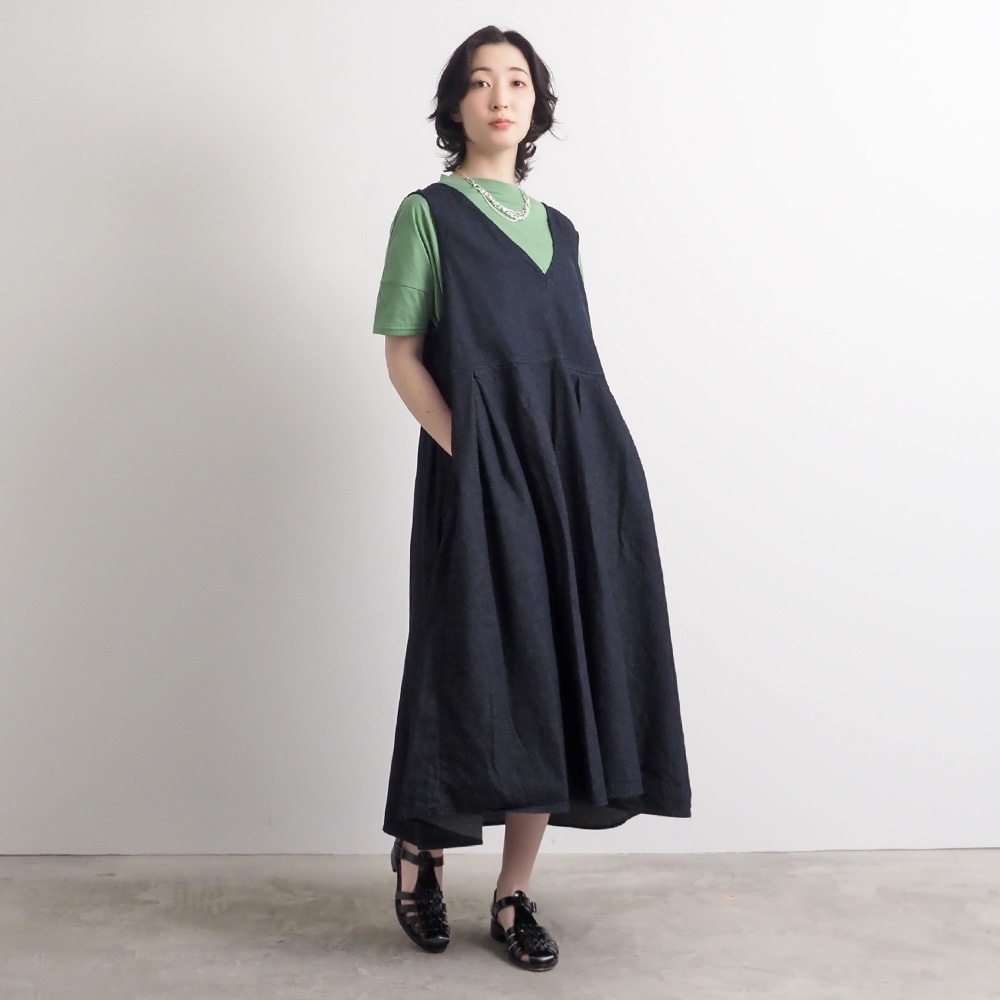 ムラデニムジャンパースカート　ジャンパースカートを着た女性の全身