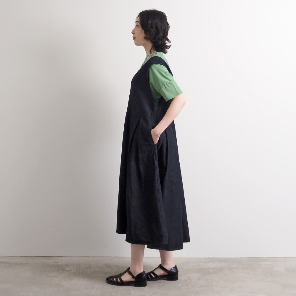 ムラデニムジャンパースカート　ジャンパースカートを着た女性の全身