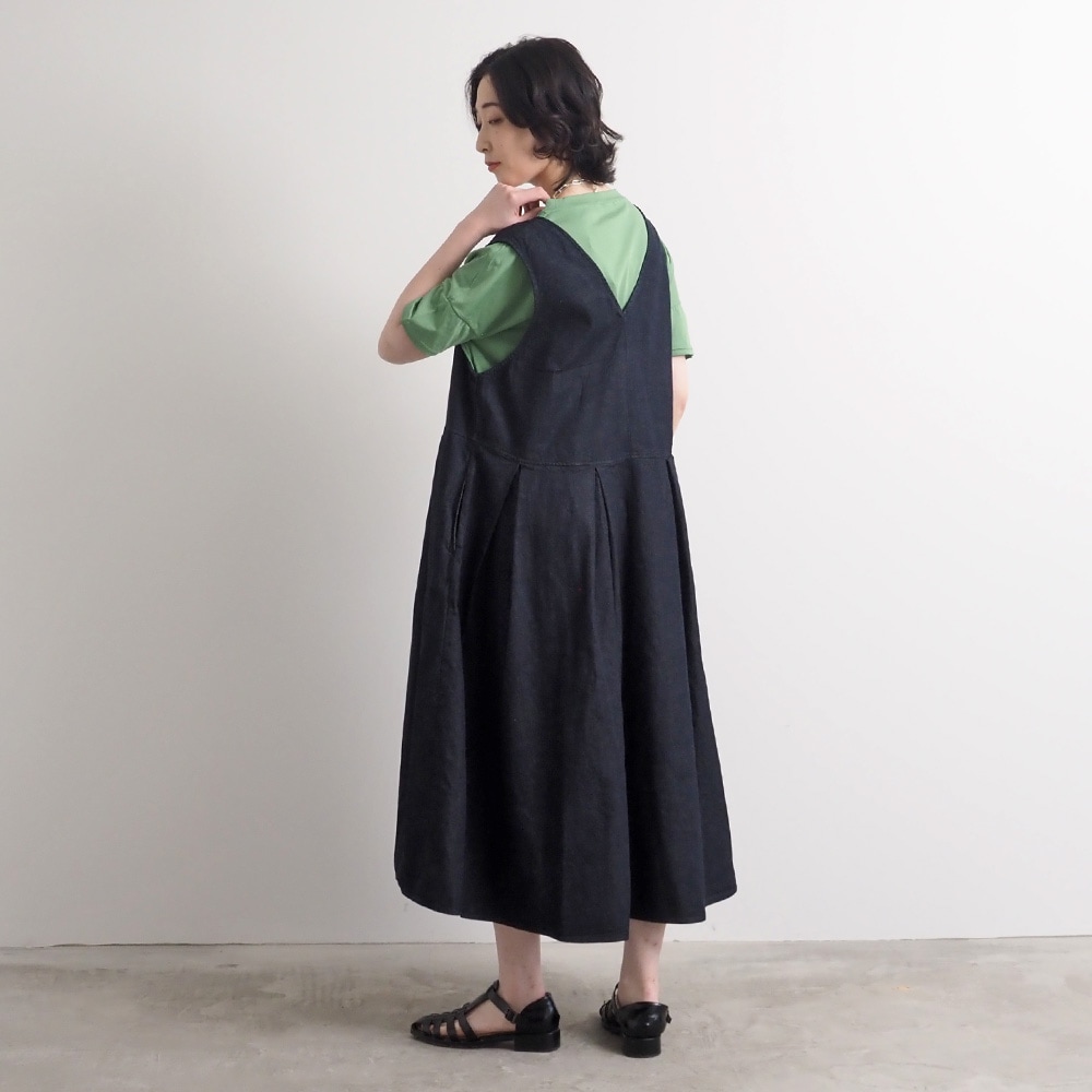 ムラデニムジャンパースカート　ジャンパースカートを着た女性の全身