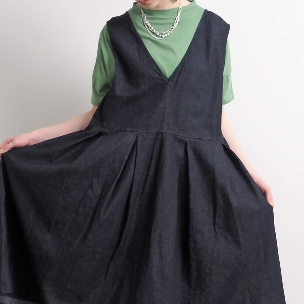 ムラデニムジャンパースカート　ジャンパースカートを着た女性の正面