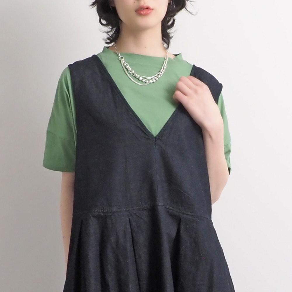 ムラデニムジャンパースカート　ジャンパースカートを着た女性の正面