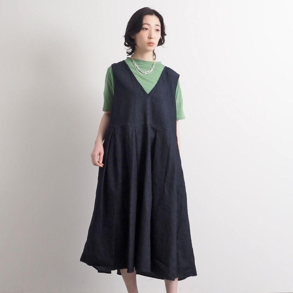 ムラデニムジャンパースカート　ジャンパースカートを着た女性の正面