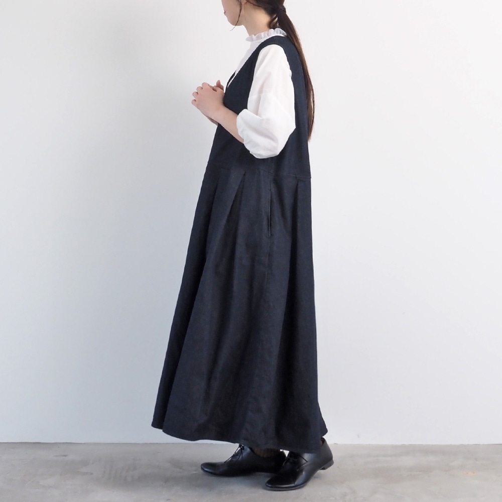 ムラデニムジャンパースカート　ジャンパースカートを着た女性の全身