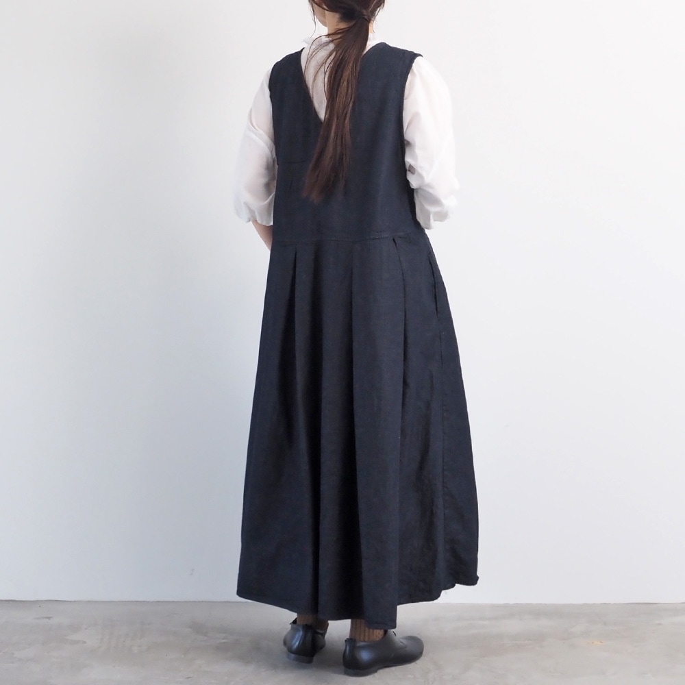 ムラデニムジャンパースカート　ジャンパースカートを着た女性の全身