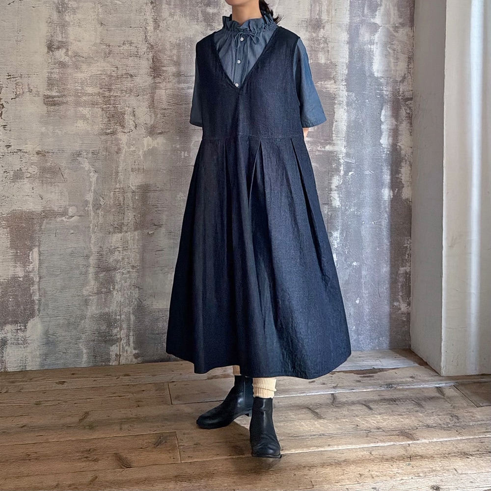 ムラデニムジャンパースカート　ジャンパースカートを着た女性の正面