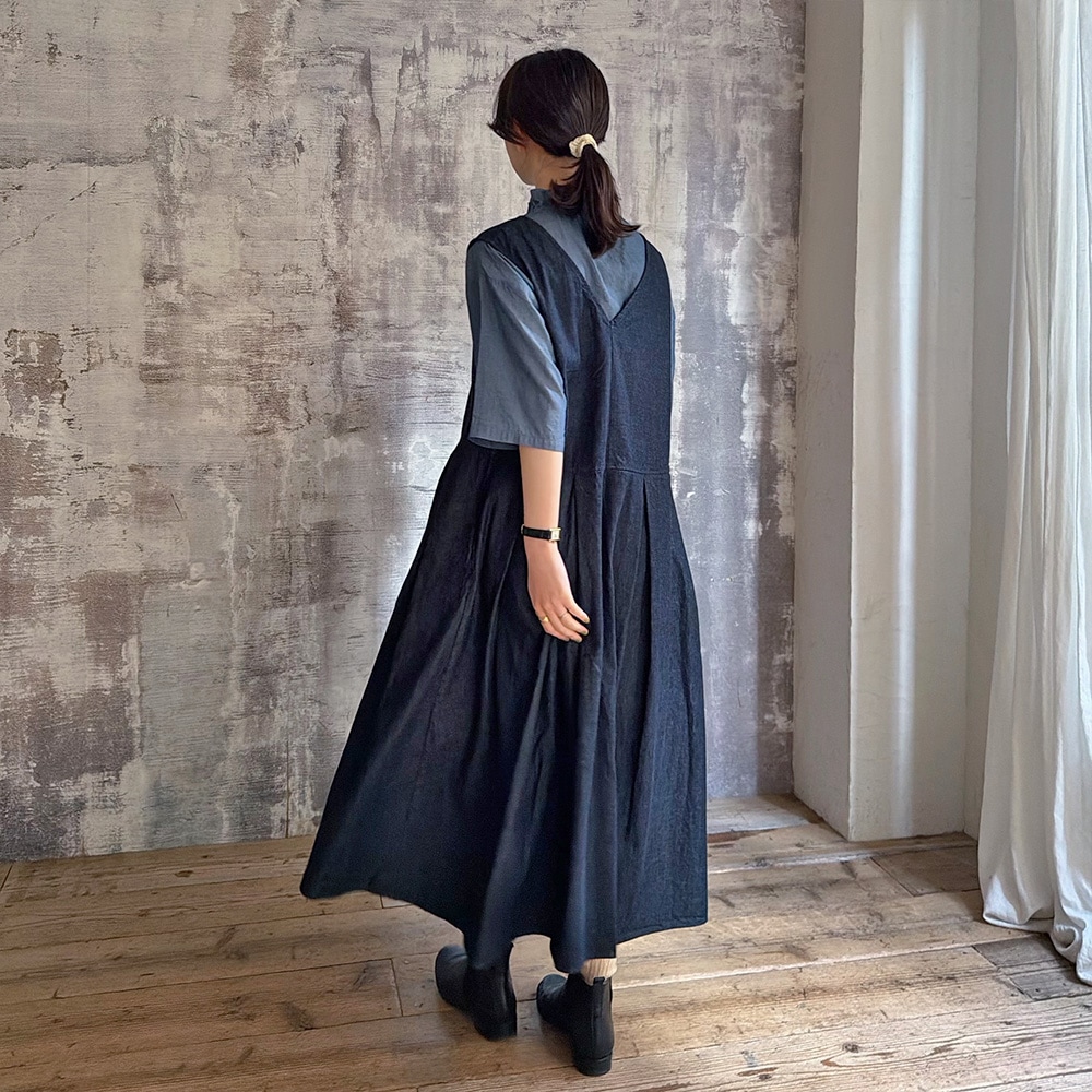 ムラデニムジャンパースカート　ジャンパースカートを着た女性の正面