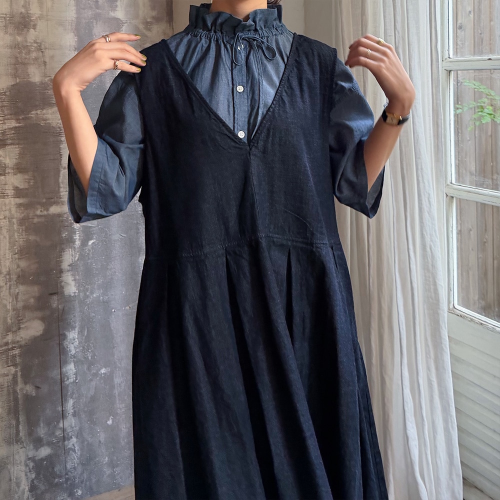 ムラデニムジャンパースカート　ジャンパースカートを着た女性の正面