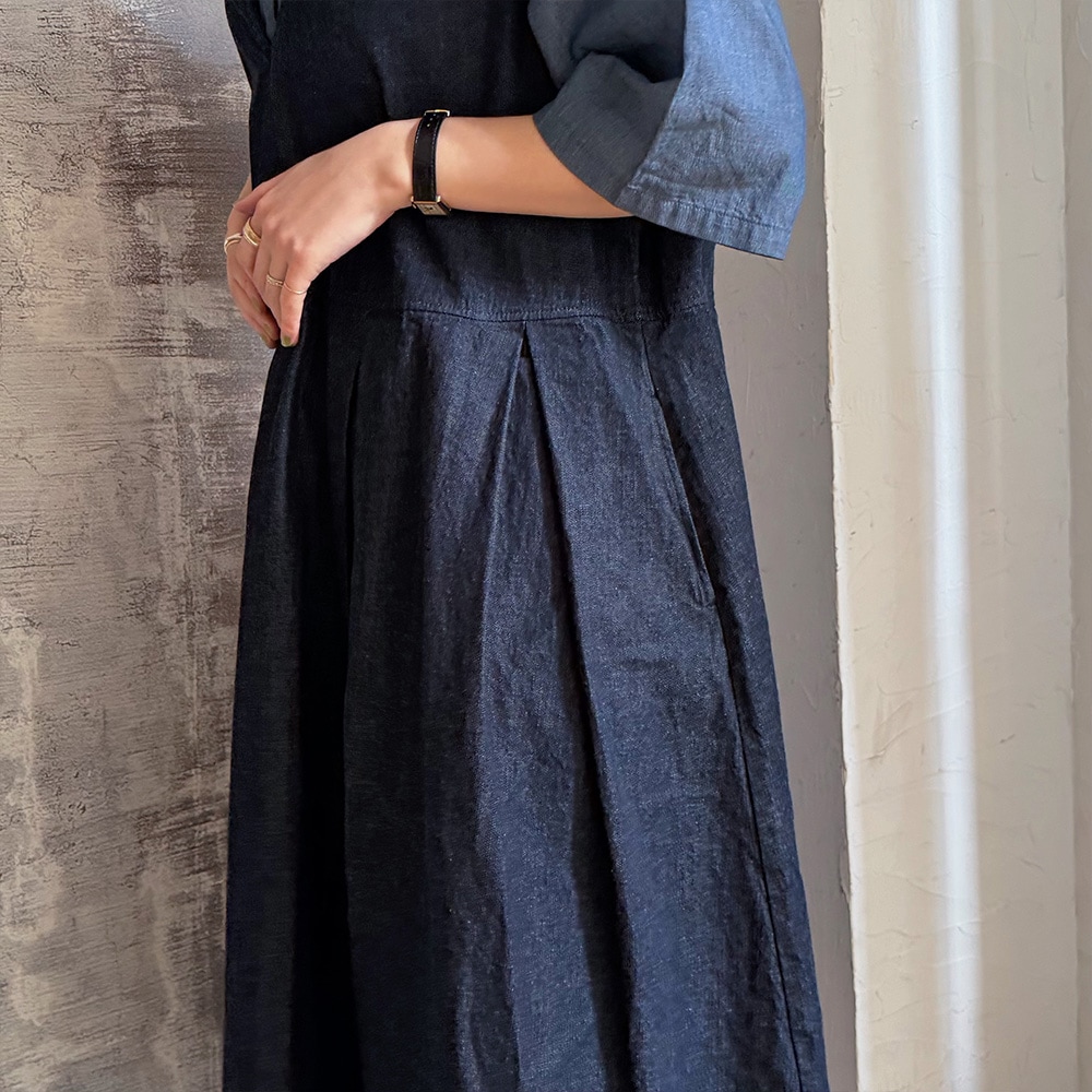 ムラデニムジャンパースカート　ジャンパースカートを着た女性の正面