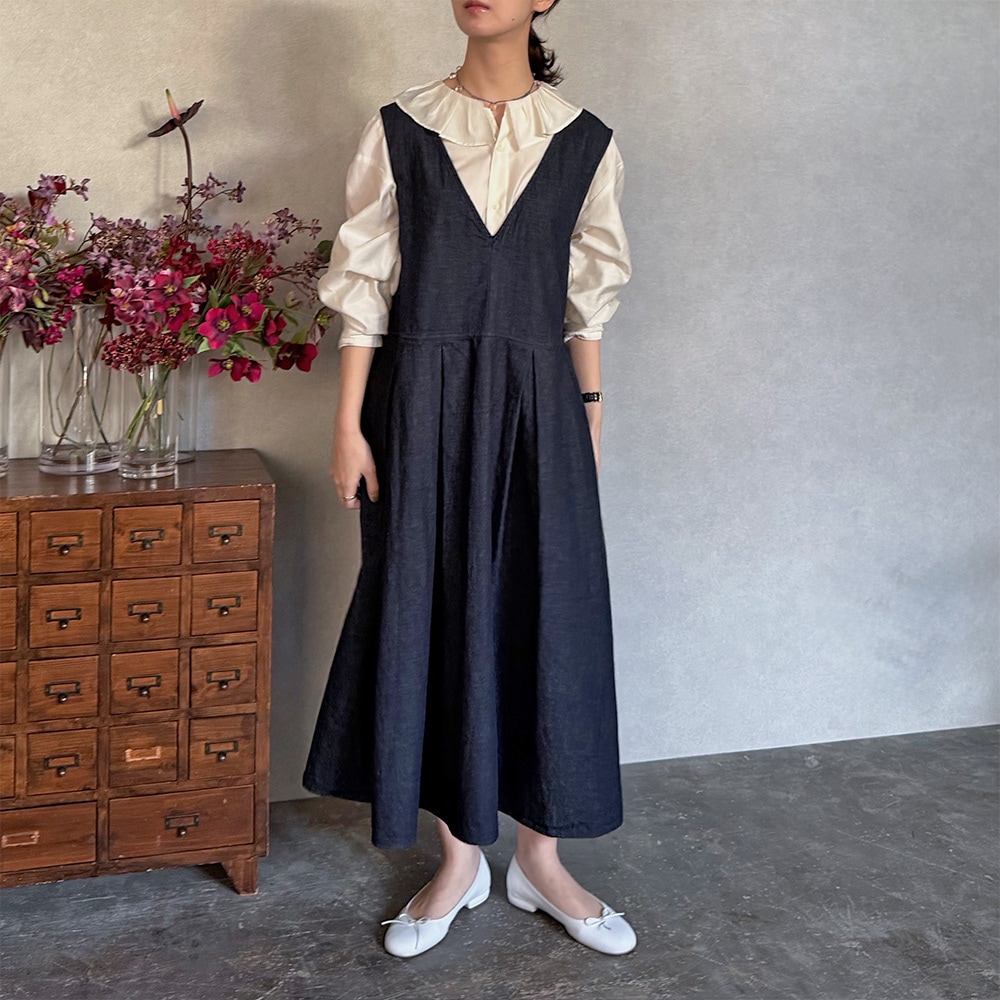 ムラデニムジャンパースカート　ジャンパースカートを着た女性の正面