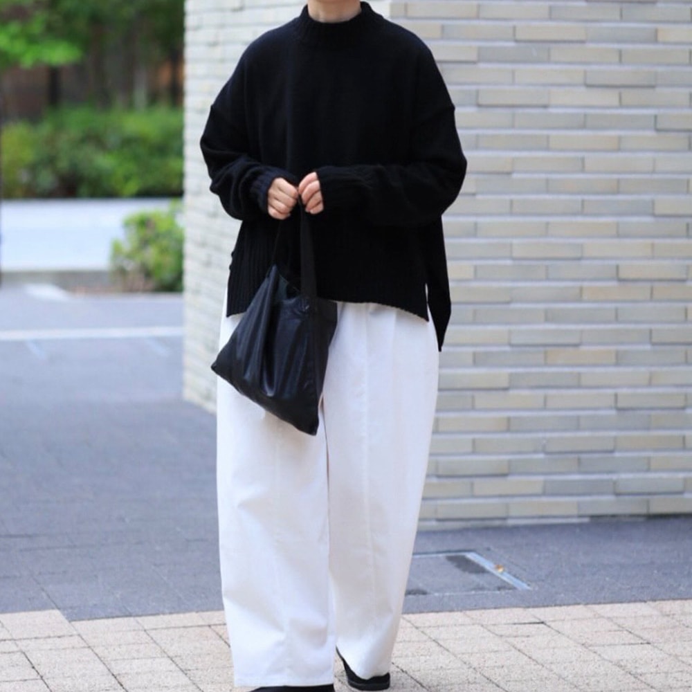 WEB別注(インフルエンサーaiさんコラボ)タスマニアラム ワイドニット ニットを着た女性の正面