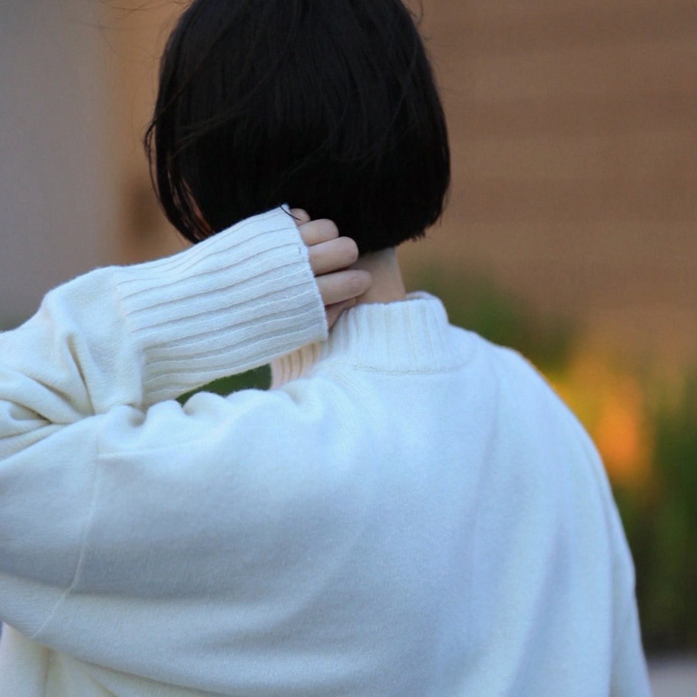 WEB別注(インフルエンサーaiさんコラボ)タスマニアラム ワイドニット ニットを着た女性の正面