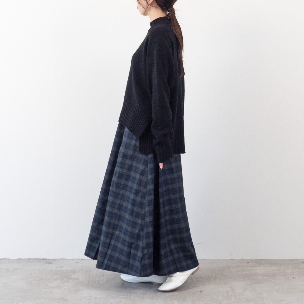 WEB別注(インフルエンサーaiさんコラボ)タスマニアラム ワイドニット ニットを着た女性の全身