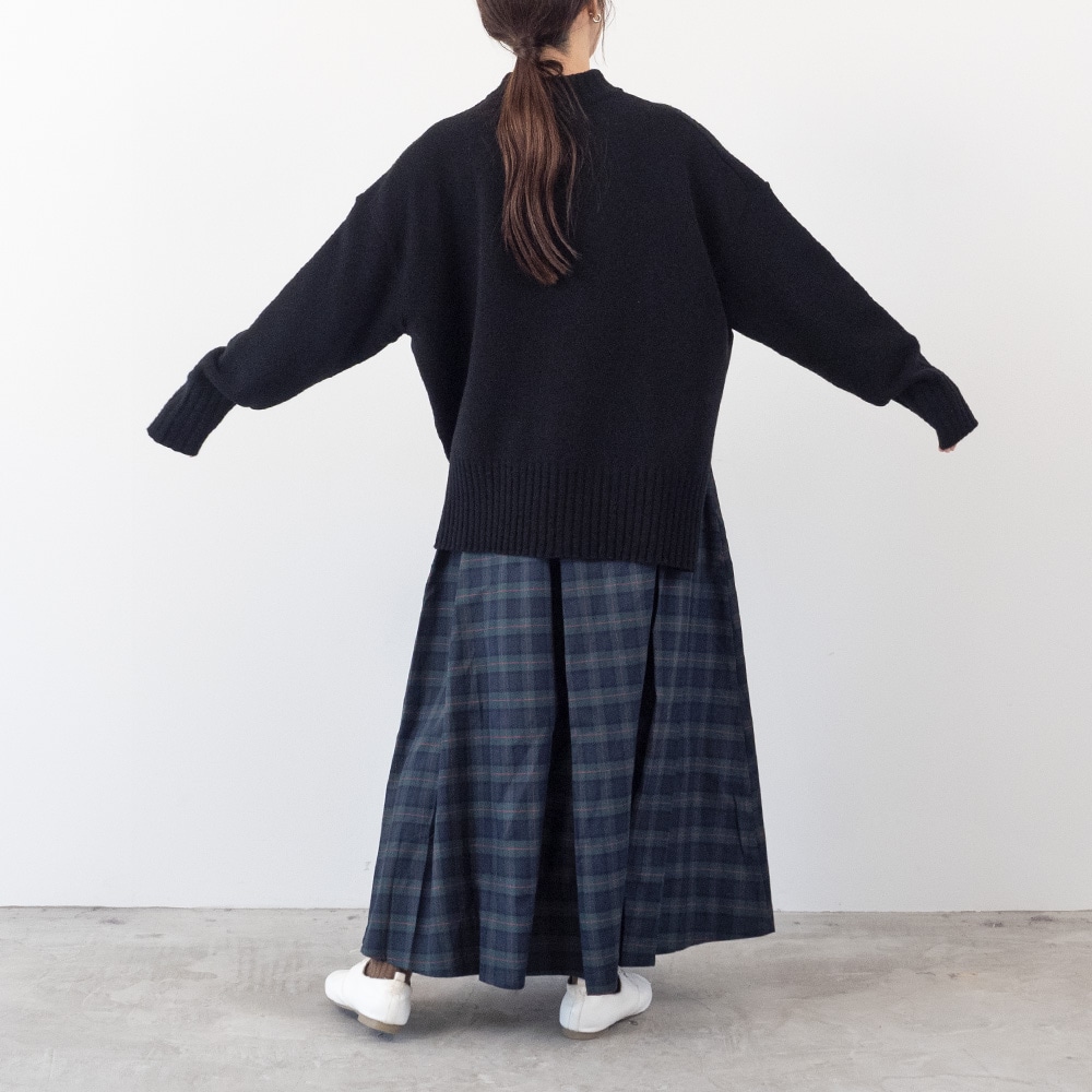 WEB別注(インフルエンサーaiさんコラボ)タスマニアラム ワイドニット ニットを着た女性の全身