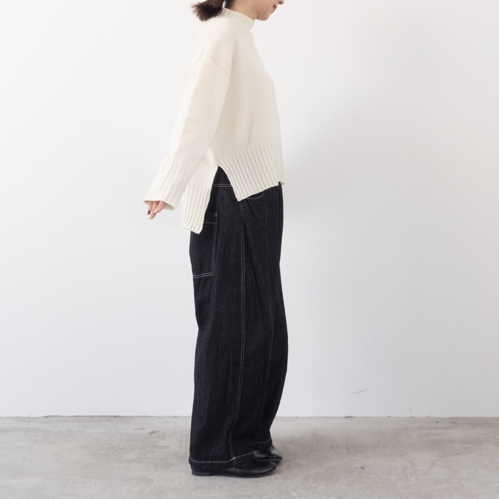WEB別注(インフルエンサーaiさんコラボ)タスマニアラム ワイドニット ニットを着た女性の全身