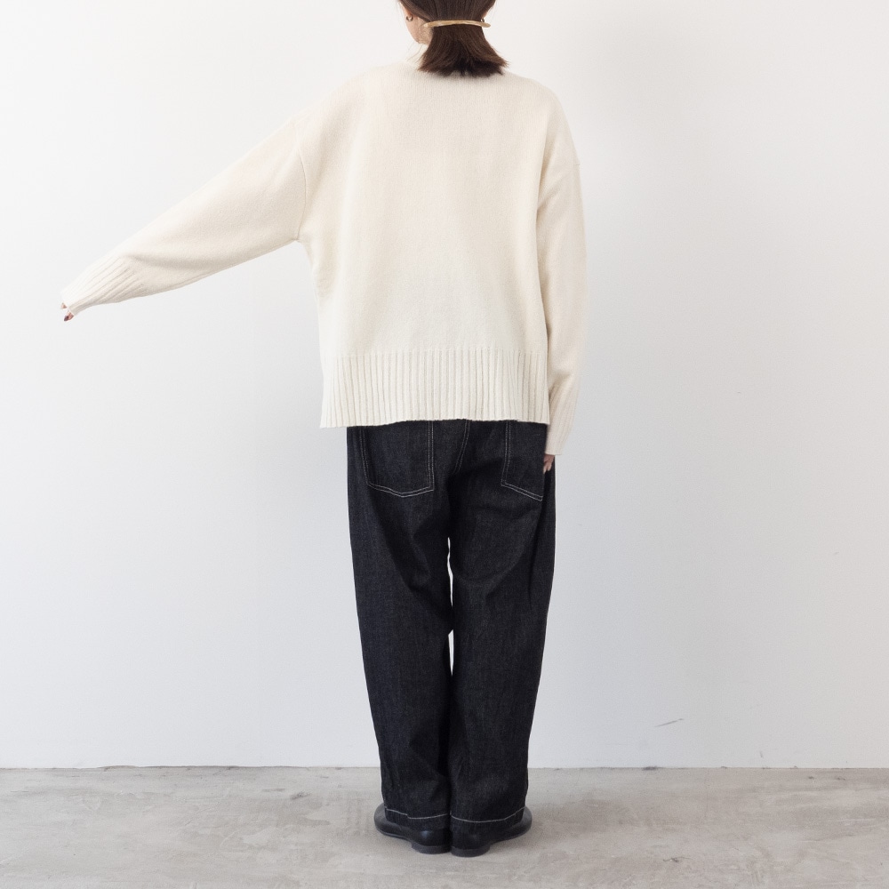 WEB別注(インフルエンサーaiさんコラボ)タスマニアラム ワイドニット ニットを着た女性の全身