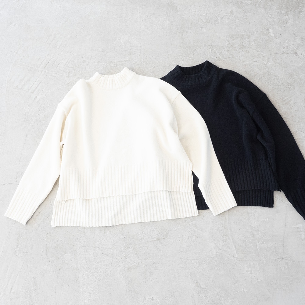 WEB別注(インフルエンサー橋詰様コラボ)タスマニアラム ワイドニット ニットを着た女性の正面