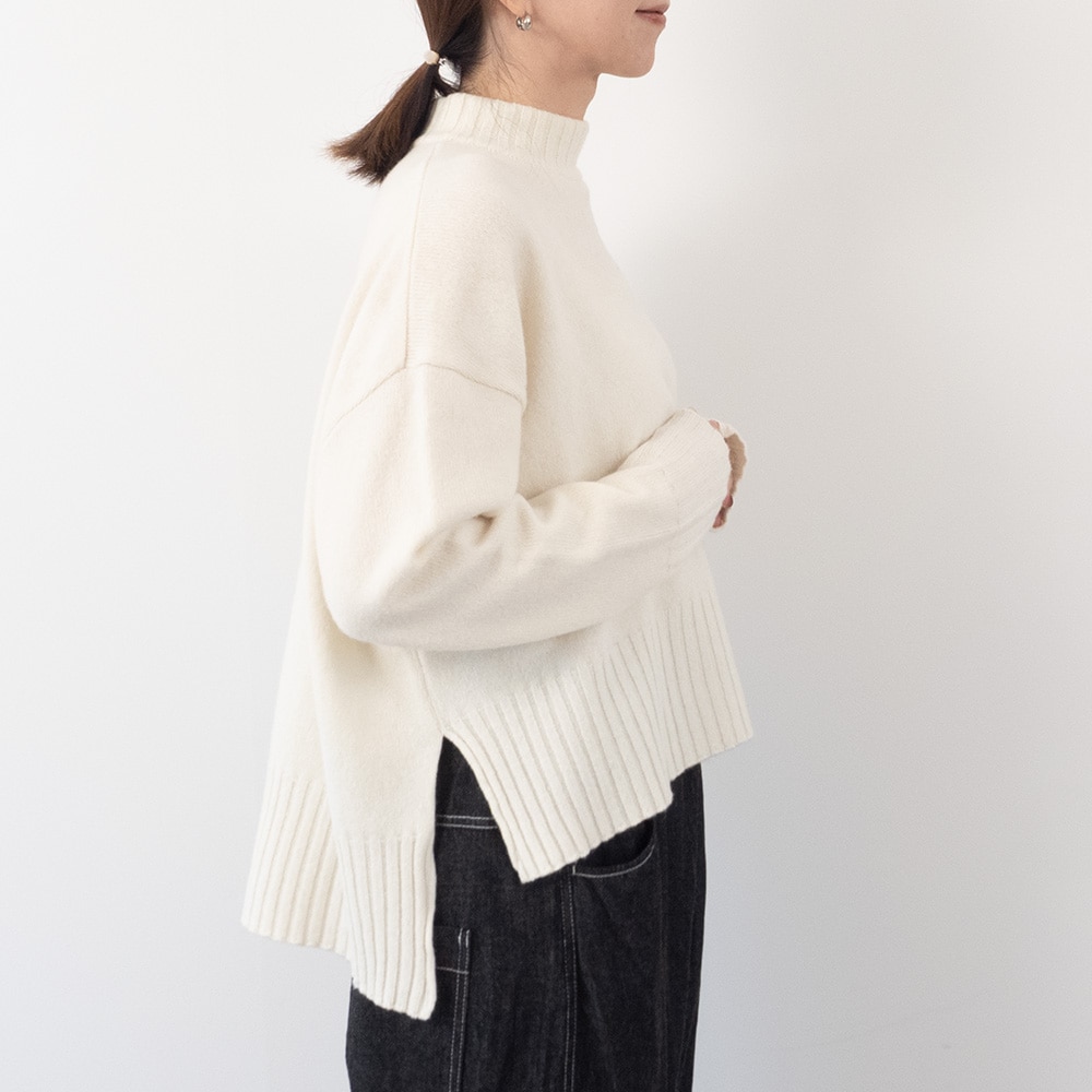 WEB別注(インフルエンサーaiさんコラボ)タスマニアラム ワイドニット ニットを着た女性の正面