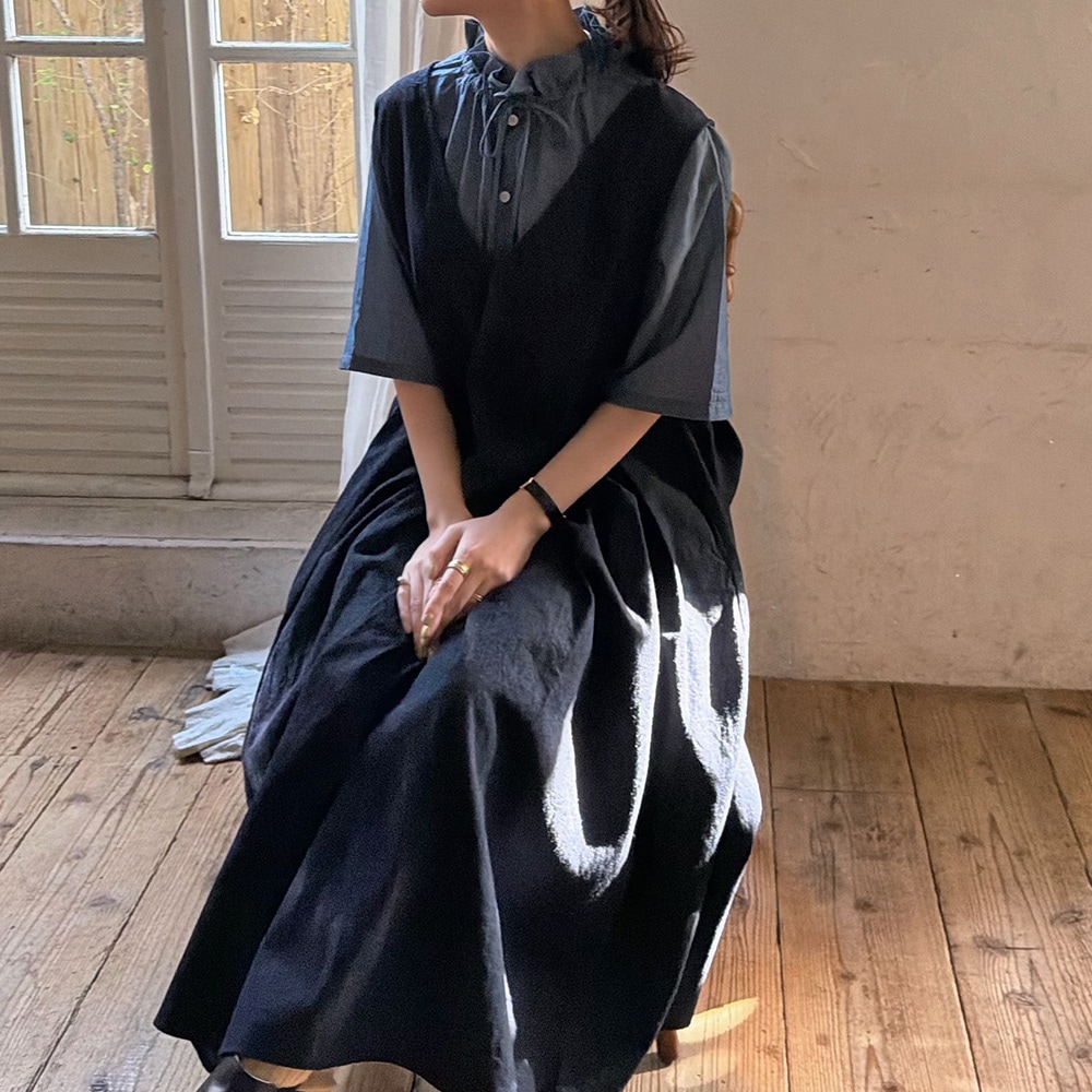 2.25デニム フリルネックブラウス　ブラウスを着た女性の正面