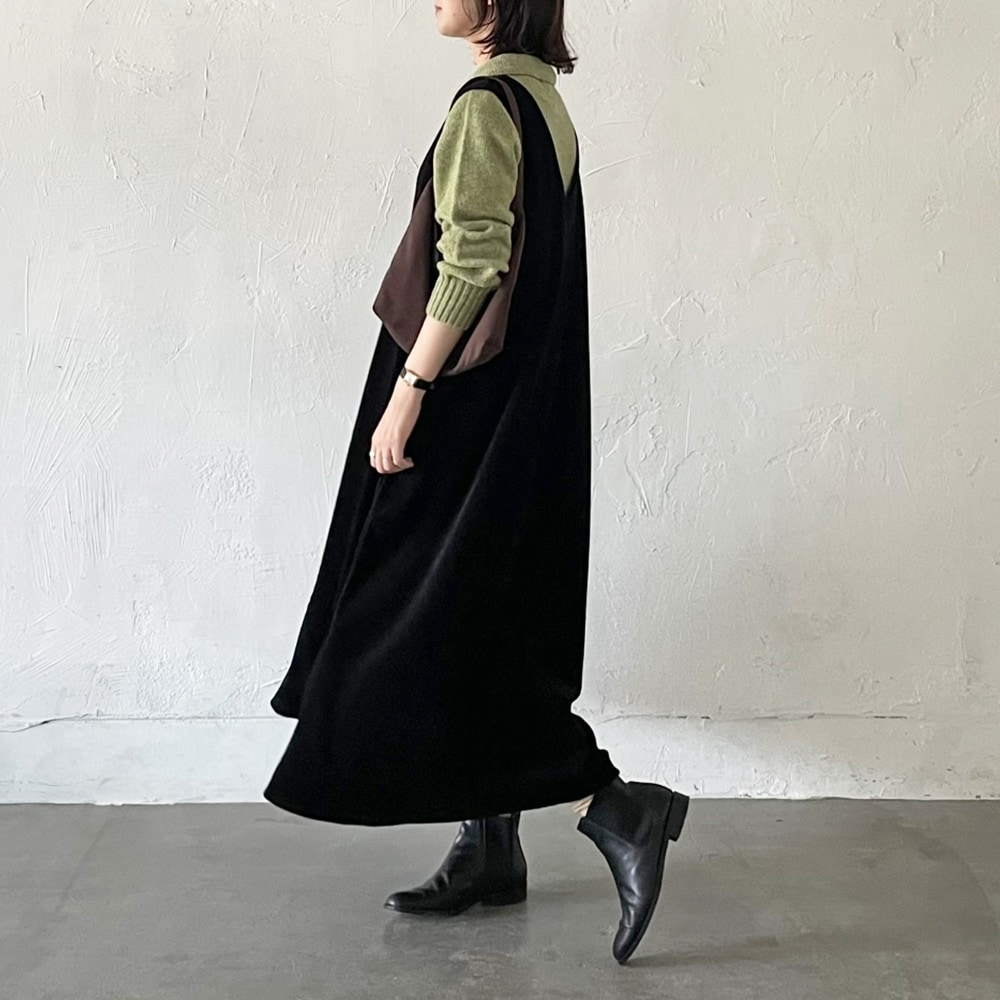 【あさこさんコラボ】コンパクトベロア ジャンパースカート ジャンパースカートを着た女性の全身