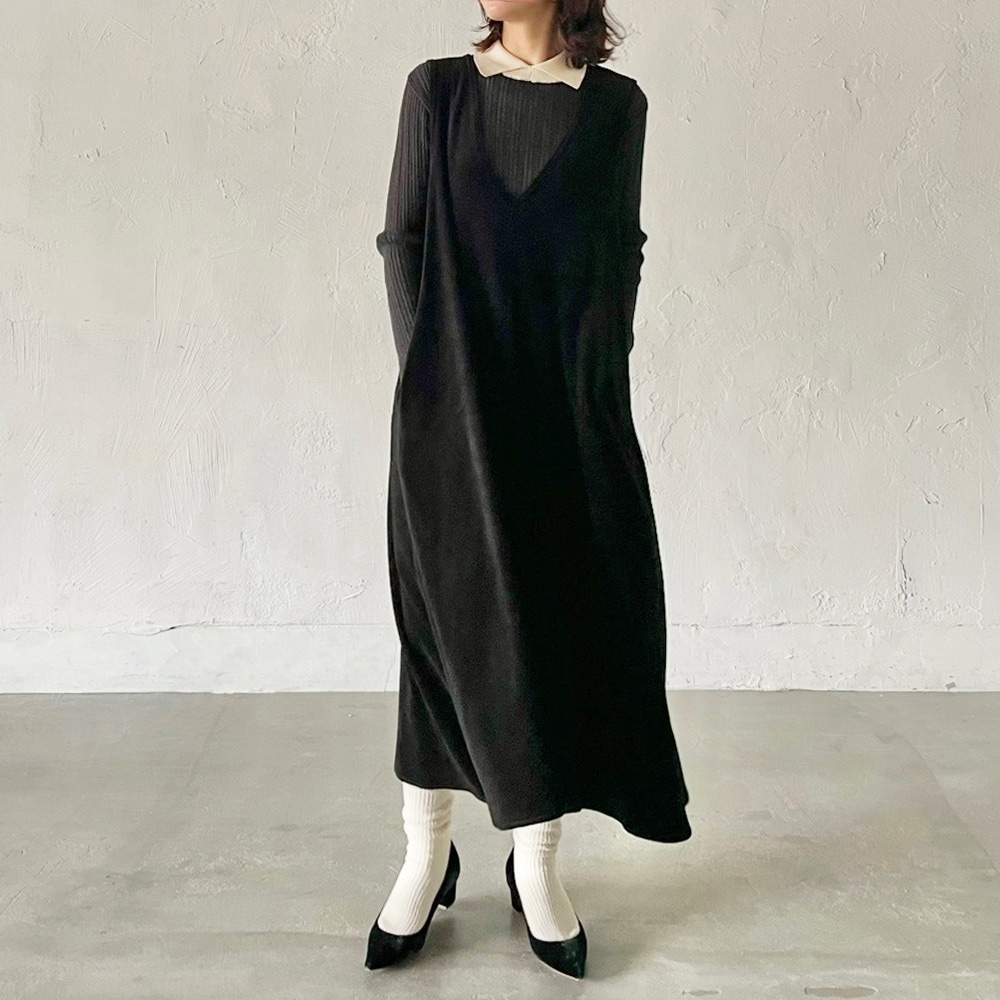 【あさこさんコラボ】コンパクトベロア ジャンパースカート ジャンパースカートを着た女性の全身