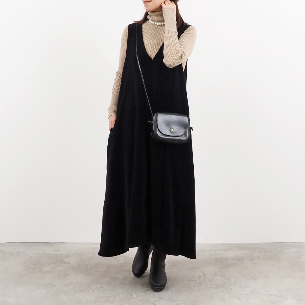 【あさこさんコラボ】コンパクトベロア ジャンパースカート ジャンパースカートを着た女性の全身