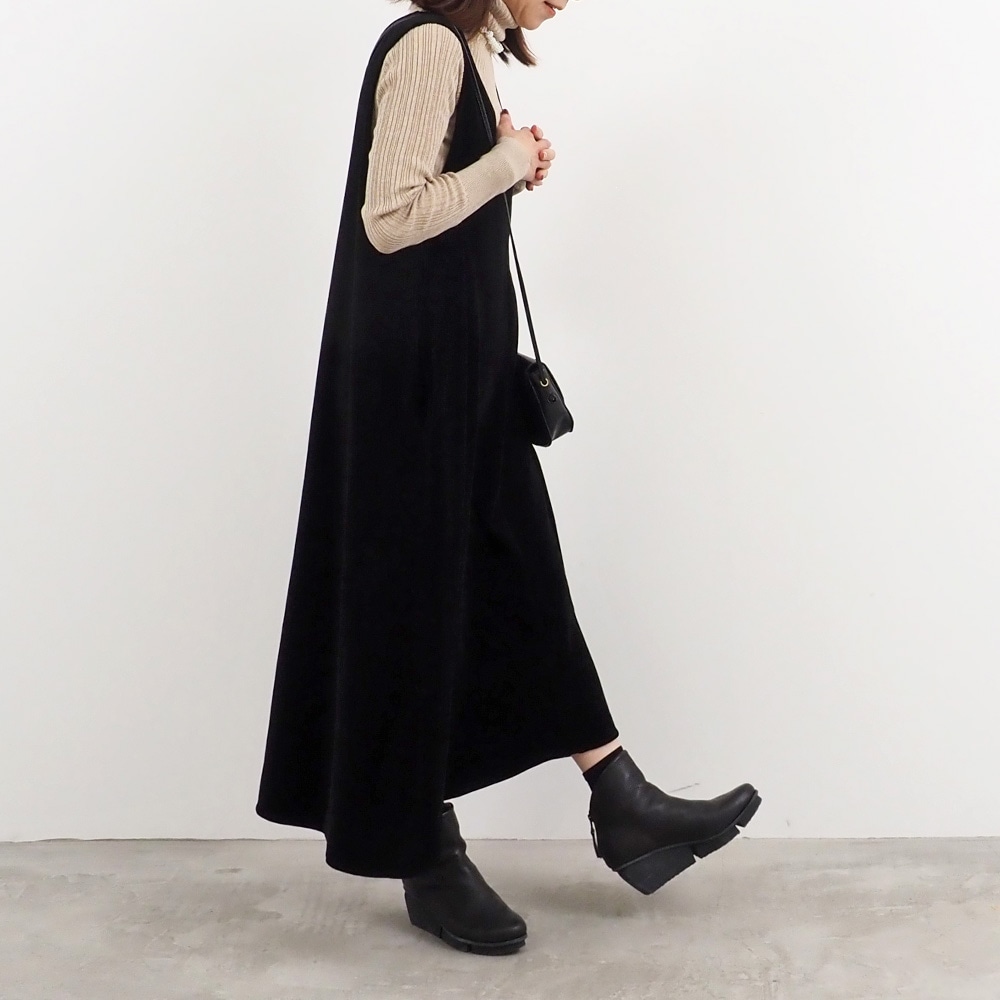 【あさこさんコラボ】コンパクトベロア ジャンパースカート ジャンパースカートを着た女性の全身