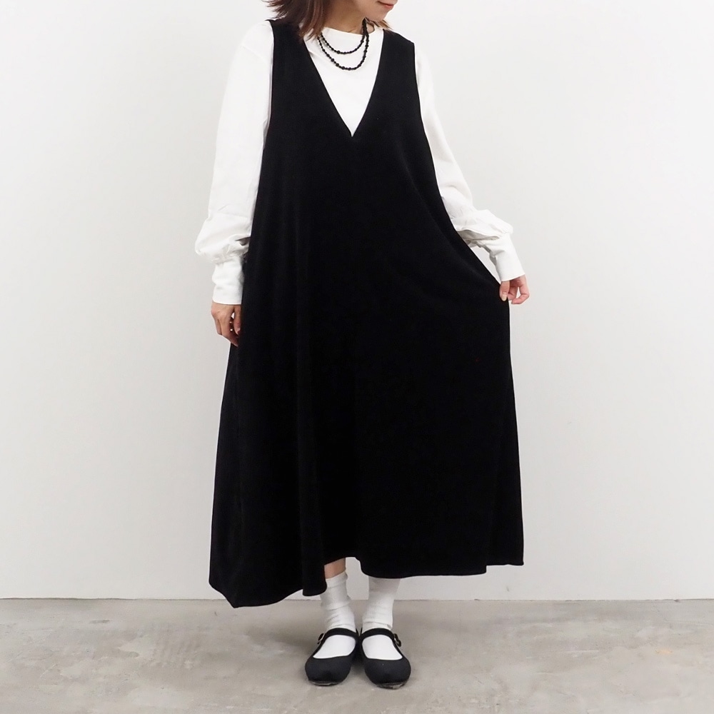 【あさこさんコラボ】コンパクトベロア ジャンパースカート ジャンパースカートを着た女性の全身