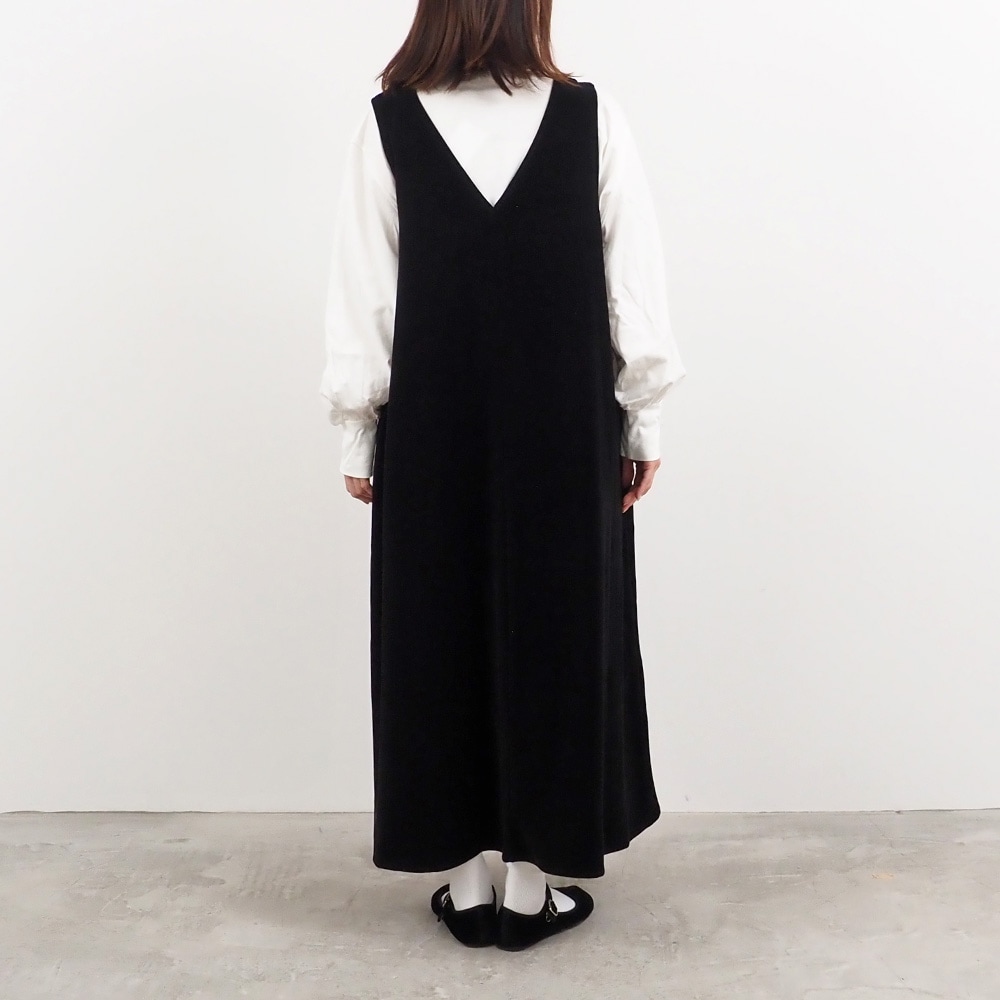 【あさこさんコラボ】コンパクトベロア ジャンパースカート ジャンパースカートを着た女性の全身