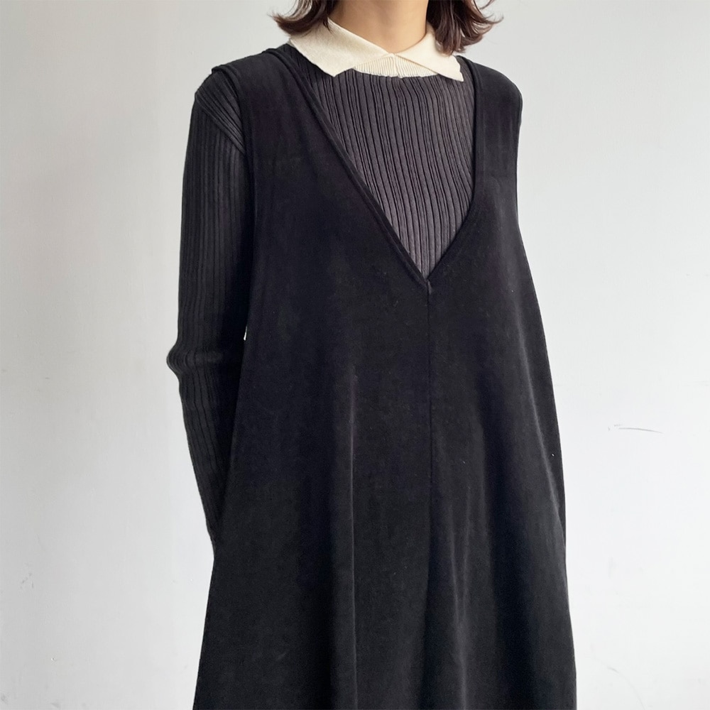 【あさこさんコラボ】コンパクトベロア ジャンパースカート ジャンパースカートを着た女性の正面