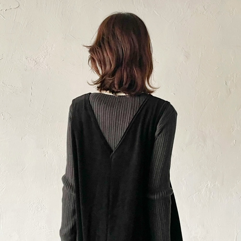 【あさこさんコラボ】コンパクトベロア ジャンパースカート ジャンパースカートを着た女性の正面