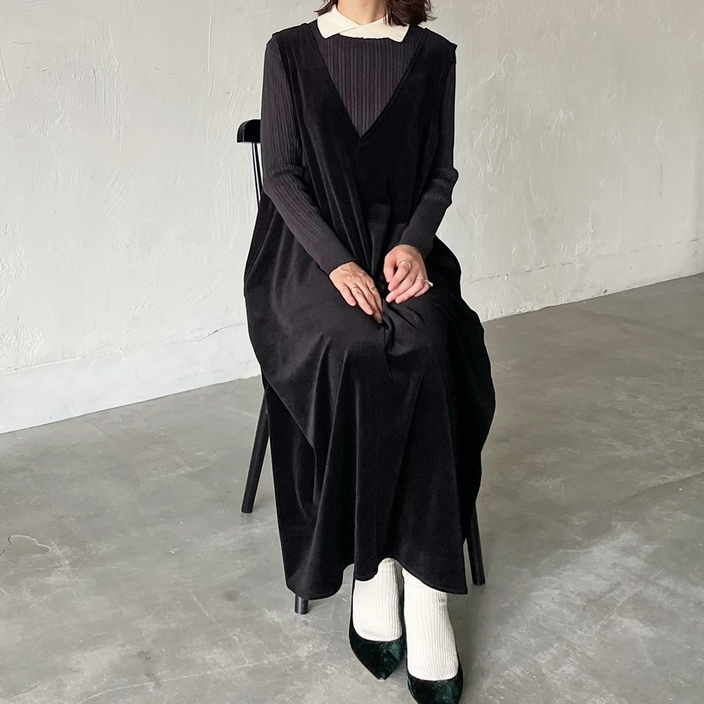 【あさこさんコラボ】コンパクトベロア ジャンパースカート ジャンパースカートを着た女性の正面