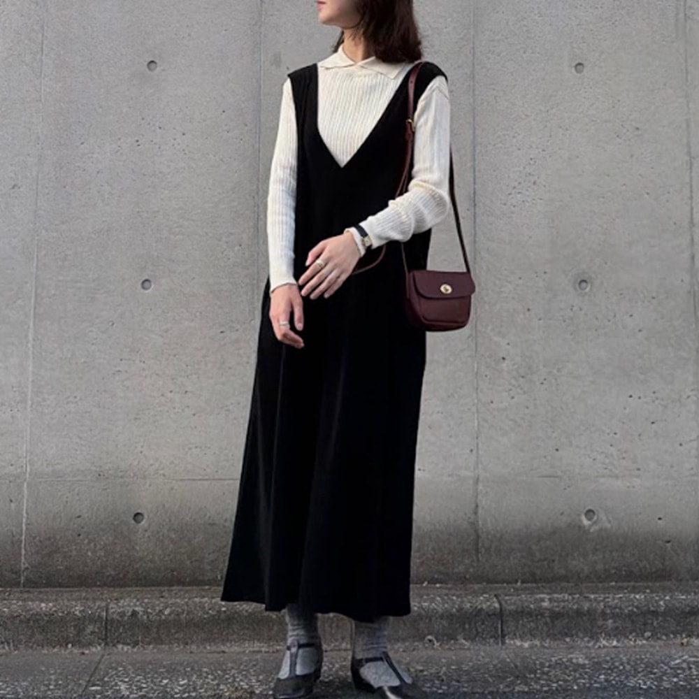 【あさこさんコラボ】コンパクトベロア ジャンパースカート ジャンパースカートを着た女性の正面