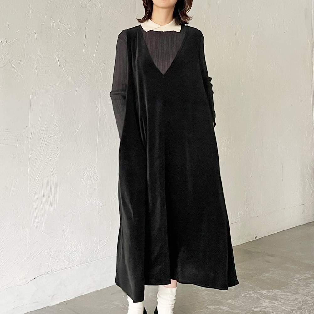 【あさこさんコラボ】コンパクトベロア ジャンパースカート ジャンパースカートを着た女性の正面